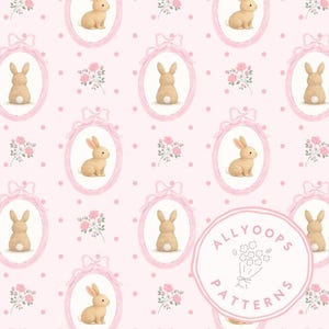 Può includere: Motivo ripetuto con coniglietti beige in cornici ovali rosa con fiocchi, rose rosa e pois rosa su sfondo rosa chiaro. Il motivo include il testo "ALLYOOPS PATTERNS" in un logo circolare.