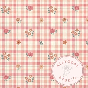 Puede incluir: Un patrón repetitivo de cuadros de vichy rosas y crema con ilustraciones florales y de hojas dispersas. Las flores son en tonos de rosa, melocotón y marrón. El diseño incluye un logotipo circular con el texto "ALLYOOPS STUDIO".