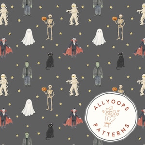 Può includere: Un tessuto grigio scuro con un motivo ripetitivo di Halloween composto da mummie, scheletri che tengono zucche, fantasmi, vampiri e gatti neri, intervallati da piccole stelle gialle. Un logo bianco circolare riporta Allyoops Patterns.