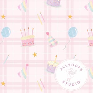 Puede incluir: Patrón repetitivo de pasteles de cumpleaños, gorros de fiesta, globos, velas y estrellas sobre un fondo de cuadros rosas. Los pasteles están decorados con glaseado y velas. El diseño incluye el texto "ALLYOOPS STUDIO" en un logotipo circular.