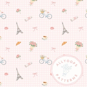 Puede incluir: Patrón repetido sobre un fondo rosa y blanco a cuadros. El diseño incluye ilustraciones de la Torre Eiffel, bicicletas con cestas de flores, cruasanes, ramos de flores, tazas de café y lazos.