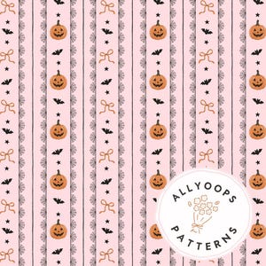 Könnte beinhalten: Rosa Halloween-Muster mit orangefarbenen Kürbissen, schwarzen Fledermäusen, Sternen und Schleifen. Vertikale Streifen weisen spitzenartige Designs auf. Das Muster enthält den Text "ALLYOOPS PATTERNS" in einem kreisförmigen Logo.