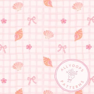 以下が含まれることがあります： ピンクとピーチの色合いの貝殻、リボン、花をあしらった繰り返し模様で、薄いピンクの格子柄の背景が特徴です。「ALLYOOPS PATTERNS」の文字が円形のロゴに入っています。