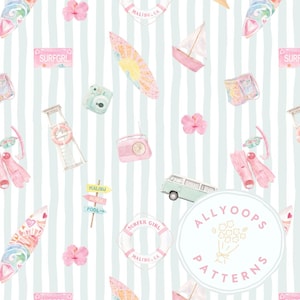 Op de afbeelding: Waterverfpatroon met surfplanken, reddingsboeien en een vintage busje, met de tekst "SURFER GIRL" en "MALIBU, CA". Het ontwerp bevat roze hibiscusbloemen, camera's en een bord dat naar het strand en het zwembad verwijst, op een gestreepte achtergrond.