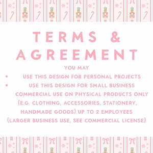 Pu&ograve; includere: Un documento digitale con uno sfondo rosa chiaro caratterizzato da un motivo ripetuto di schiaccianoci, bastoncini di zucchero, fiocchi e fiocchi di neve. Il testo recita: TERMS & AGREEMENT. YOU MAY USE THIS DESIGN FOR PERSONAL PROJECTS. USE THIS DESIGN FOR SMALL BUSINESS COMMERCIAL USE ON PHYSICAL PRODUCTS ONLY (E.G. CLOTHING, ACCESSORIES, STATIONERY, HANDMADE GOODS) UP TO 2 EMPLOYEES (LARGER BUSINESS USE, SEE COMMERCIAL LICENSE).