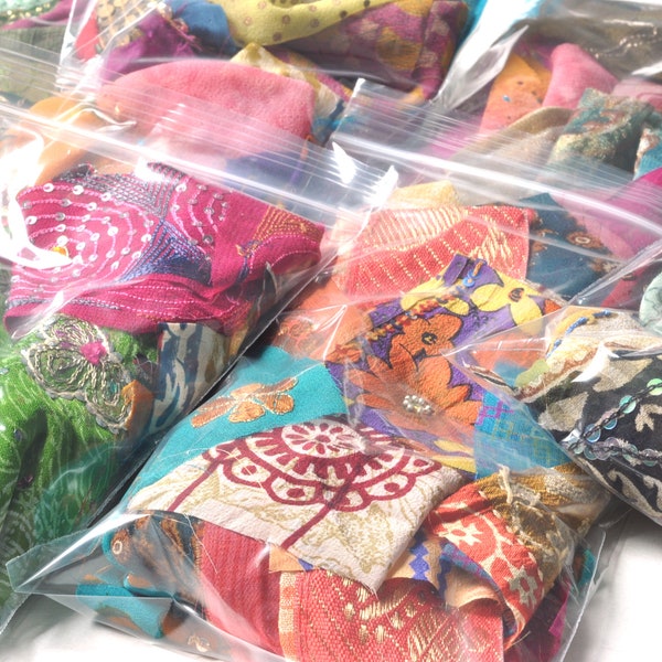 Recycelte indische Vintage-Sari-Stoffreste, Stücke, Fetzen, Schnipsel, Collage, Mischtechnik, Junk Journals, Stickerei, Nähen, Applikation