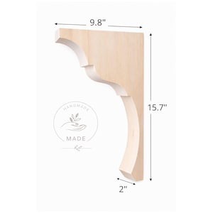 Könnte beinhalten: Eine handgefertigte Holzkonsole, 25 cm breit, 40 cm hoch und 5 cm dick. Die Konsole hat ein dekoratives geschwungenes Design und ist aus hellfarbenem Holz gefertigt. Das Bild enthält den Text "HANDMADE MADE".