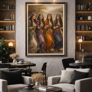 Puede incluir: Una pintura enmarcada representa a cuatro mujeres con coloridos vestidos tradicionales, adornadas con tocados, de pie en fila. La obra de arte está ambientada en una habitación con estanterías, mesas y asientos, creando un ambiente cálido y acogedor. La paleta de colores incluye tonos tierra y colores vibrantes.