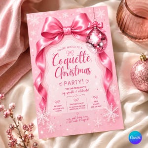 Può includere: Un biglietto d'invito rettangolare rosa con un grande fiocco di raso in alto, una palla da discoteca appesa e fiocchi di neve bianchi. Il testo recita: You're invited to a Coquette Christmas Party! 'Tis the season to sip, sparkle & celebrate!