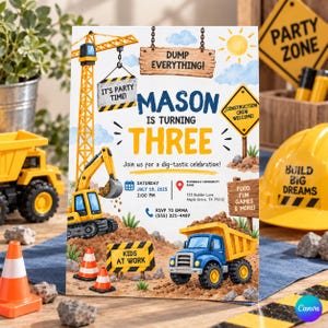 Può includere: Un invito di compleanno a tema cantiere con una gru gialla, un escavatore e un camion con cassone ribaltabile blu. Il testo recita: Mason is turning three, join us for a dig-tastic celebration, Saturday July 19, 2025, 2:00 PM, Riverdale Community Park, 123 Builder Lane, Maple Grove, TX 75012, RSVP to Emma (555) 321-4487.