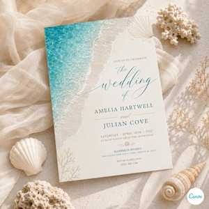 Puede incluir: Una tarjeta de invitación de boda rectangular con una imagen impresa de olas turquesas del océano encontrándose con una playa de arena en el lado izquierdo. El texto dice: JOIN US TO CELEBRATE the wedding of AMELIA HARTWELL and JULIAN COVE.