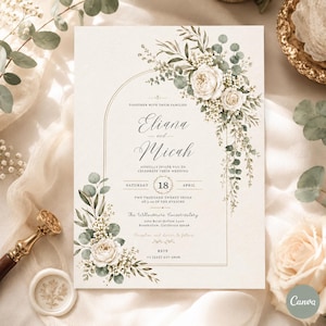 Può includere: Un invito di nozze con una cornice dorata ad arco, rose bianche e fogliame di eucalipto verde. Il testo recita: Together with their families, Eliana and Micah, joyfully invite you to celebrate their wedding, Saturday 18 April 2027.