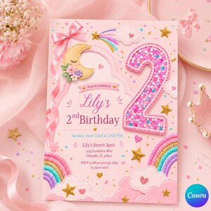 Puede incluir: Una tarjeta de invitación de cumpleaños rosa para el 2º cumpleaños de Lily el domingo 22 de junio a las 14:00 en Lily's Sweet Spot, 1234 Sunshine Way, Orlando, FL 32801. La tarjeta muestra un gran número 2 con lentejuelas, luna y estrellas.
