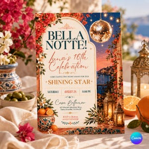 Op de afbeelding: Een rechthoekige uitnodigingskaart met de titel BELLA NOTTE! Luna's 16th Celebration. Het ontwerp toont een discobal, een zonsondergang aan de kust en bloemrijke randen. De tekst bevat de datum, tijd, locatie Casa Bellamar en RSVP-gegevens.