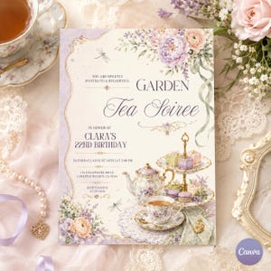 Può includere: Un biglietto d'invito rettangolare per un tea party in giardino con illustrazioni floreali, una teiera, una tazza da tè e un'alzata per dolci. Il testo recita: You are sweetly invited to a delightful Garden Tea Soiree in honor of Clara's 22nd birthday.