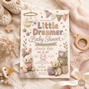 Può includere: Un invito rettangolare per baby shower su sfondo color crema con illustrazioni di giostrina, festoni, coniglietto, agnellino e cubi in stile feltro. Il testo recita Little Dreamer Baby Shower, Amelia Rose, Sunday 14 September.