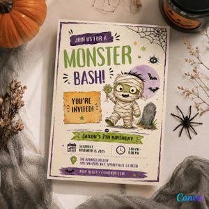 Può includere: Un invito rettangolare con una mummia a cartone animato, una lapide, pipistrelli e una ragnatela. Il testo recita: Join us for a Monster Bash! You're invited! Jaxon's 7th birthday, sabato 15 novembre 2025, 15:00 - 18:00, The Haunted Hollow.