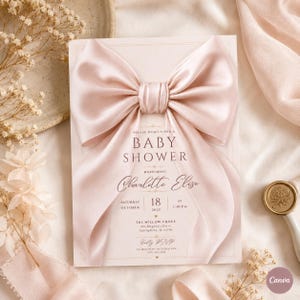 Può includere: Un invito rettangolare per baby shower con un grande fiocco in raso rosa pallido al centro. Il testo recita: Please join us for a baby shower honoring Charlotte Elise, Saturday October 18, 2025, at 1:30 PM, The Willow Grove.