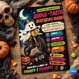Può includere: Un invito di compleanno rettangolare con un fantasma dei cartoni animati su una moto da cross. Il testo recita: Start your engines for a Ghoul-Tastic Birthday Bash! Come celebrate Mason Reaper's 8th Birthday! Friday October 23, 2026, 4:30 PM until 8:00 PM, 456 Phantom Lane, Moonhollow, CA 90217. RSVP Auntie Nova (555) 381-6429. Zoom into a night of frights and delights!