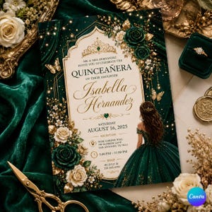 Peut inclure: Invitation de quinceañera vert émeraude avec des accents dorés. L'invitation présente le texte "QUINCEAÑERA" et le nom "Isabella Hernandez". Le design comprend des roses, des papillons et la date du 16 août 2025.