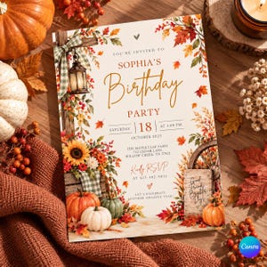 Può includere: Un invito rettangolare per una festa di compleanno con illustrazioni autunnali di zucche, girasoli, bacche e una lanterna. Il testo recita: You're invited to Sophia's Birthday Party, Saturday 18 October 2025 at 4:00 PM.