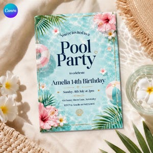 Könnte beinhalten: Eine rechteckige Einladungskarte für eine Poolparty mit einem hellblauen Wasserhintergrund, rosa Hibiskusblüten, grünen Palmenblättern, einem rosa-weiß gestreiften Schwimmring, einem Strandball und einem goldenen Muschelsymbol mit Text.
