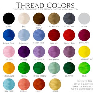 K&ouml;nnte beinhalten: Farbkarte mit Garnfarben f&uuml;r Stickerei. Die Karte enth&auml;lt 25 verschiedene Farben, darunter Wei&szlig;, Schwarz, Marineblau, K&ouml;nigsblau, Babyblau, Rosa, Hellrosa, Lila, Lavendel, Orange, Hellorange, Gr&uuml;n, Dunkelgr&uuml;n, T&uuml;rkis, Himmelblau, Koralle, Rost, Gold, Gelb, Goldgelb, Rot, Burgunderrot, Pink und Grau. Der Text "THREAD COLORS" befindet sich oben auf der Karte. Der Text "PLRASE NOTE COLOR CHART IS FOR REFERANCE ACTUAL SHADES MAY VERY" befindet sich unter dem Titel. Der Text "MATCH TO TRIM" befindet sich unten auf der Karte. Der Text "LET US CHOOSE THE BEST SHADE FOR YOU JUST TELL US "DO THE BEST MATCH TO DESIGN" befindet sich unter dem Text "MATCH TO TRIM".