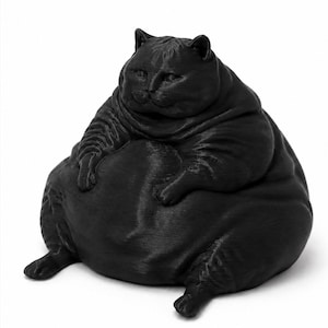 Puede incluir: Una figura tridimensional de color negro sólido que representa a un gato corpulento en posición sentada. El gato tiene un cuerpo muy redondo y de gran tamaño, orejas pequeñas y rasgos faciales visibles que incluyen ojos, nariz y boca.