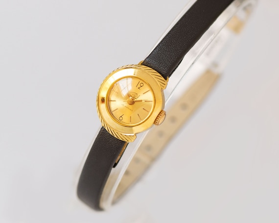 Montre-bracelet Femme Berney #967 - Cadran Rouge, Boîtier Plaqué Or - Mouvement Quartz - Neuf Avec étiquettes
