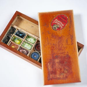 Oude aquarelset uit 1956, houten doos met aquarelverf, een relikwie uit de Sovjettijd.