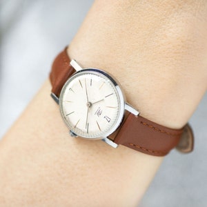 Orologio da donna semplice rotondo Dawn, orologio da donna tonalità argento raro vintage, orologio retrò per gioielli regalo da donna classici, nuovo cinturino in pelle premium