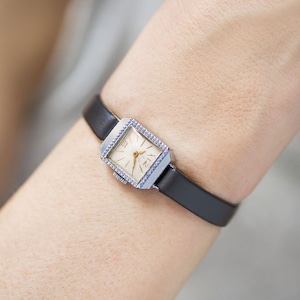 Rechteckige Uhr für Frauen Silberton Art-Deco-Stil, Vintage Damenuhr Ray, Zifferblatt mit arabischen Ziffern Geschenk neuem Premium-Lederarmband