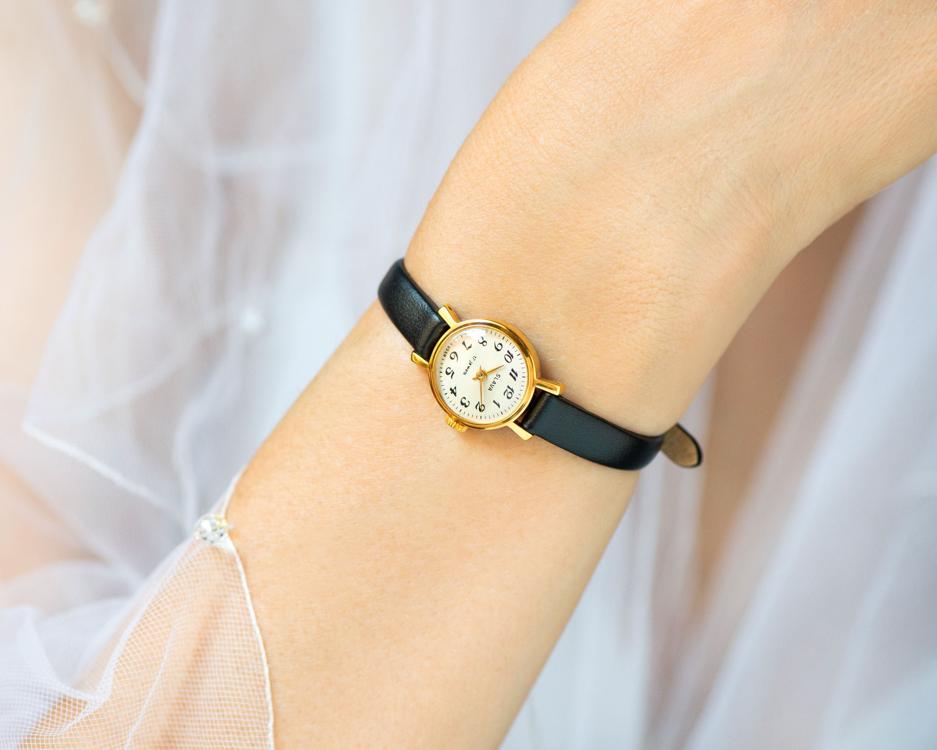 Orologio da donna classico placcato oro Glory, mai usato, orologio da donna vintage con quadrante con numeri arabi, delicato orologio da donna con gioiello, nuovo cinturino in pelle di lusso