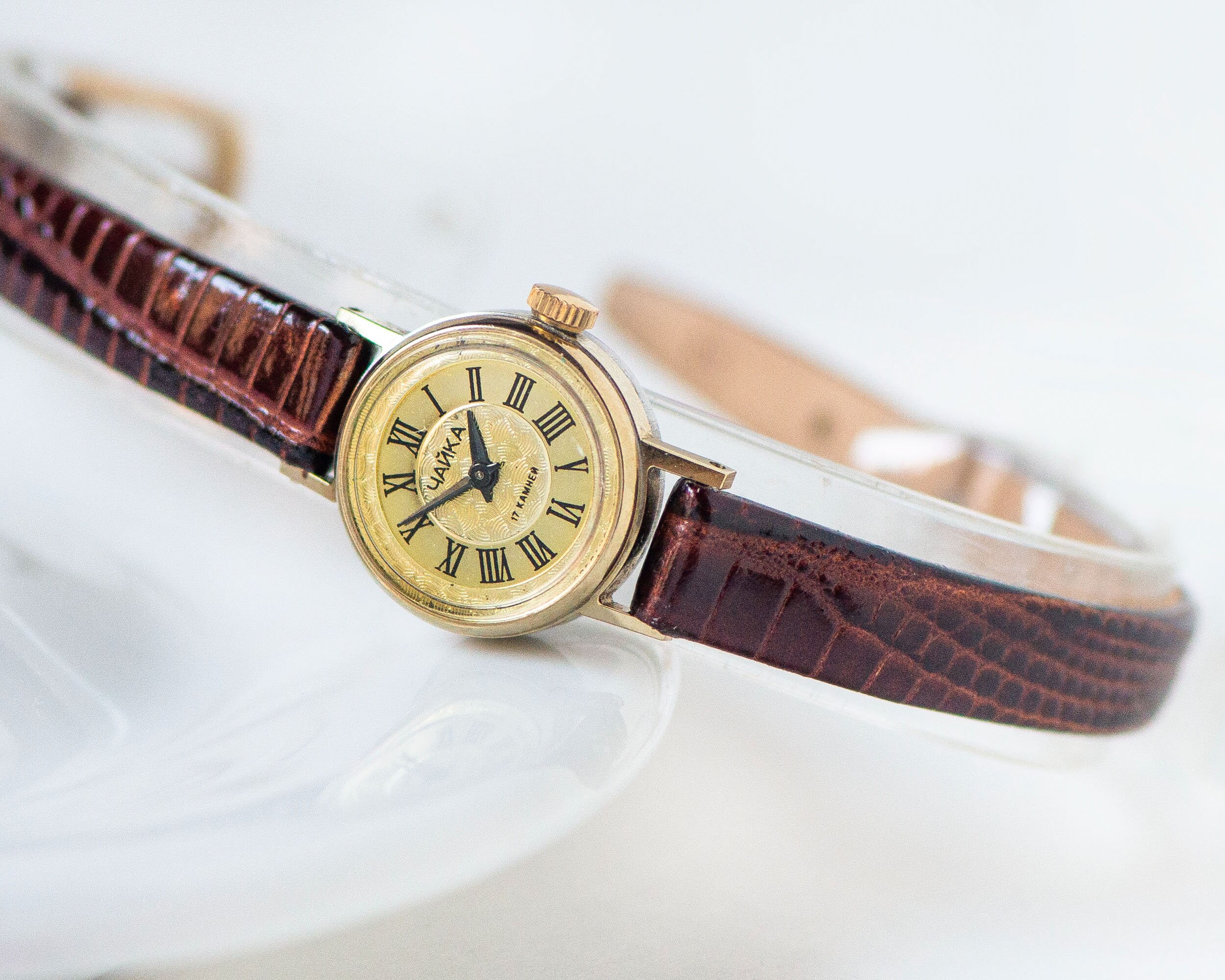 Montre-bracelet femme vintage minuscules chiffres arabes cadran