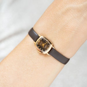 Braune Armbanduhr für Frauen Dawn unbenutzte Vintage Geschenk, Mikro Uhr für Frauen rechteckig minimalistisch vergoldet, neues Premium Leder Armband