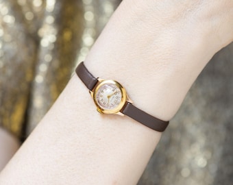 Reloj de pulsera Volga para mujer, chapado en oro, con esfera angular rosa claro, elegante y moderno, ideal como regalo. Micro reloj para muñeca pequeña con correa de cuero nueva.