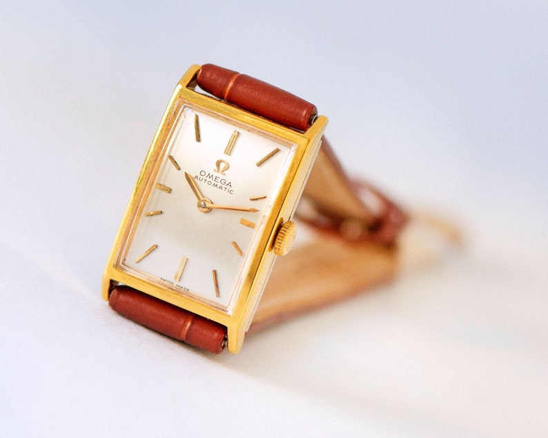 Montre femme OMEGA automatique plaquée or, montre suisse vintage vintage , montre-bracelet tank pour femme cal 660, cadeau bijou délicat, nouveau bracelet en cuir premium image 4