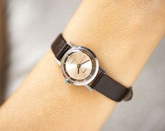 Unbenutzte Skelettuhr für Frauen silberfarben Dawn, Damenuhr modern Schmuck Geschenk Vintage, Uhr transparentes Gehäuse, neues Luxus Leder Armband