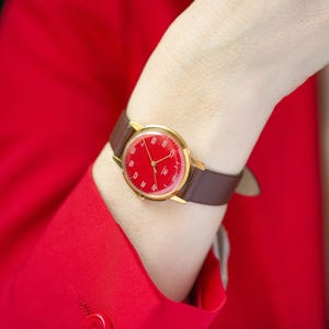 Orologio da donna oversize Dawn rosso, cassa placcata in oro, orologio da polso maschiaccio, regalo raro, orologio da donna minimalista, vintage, unico, nuovo cinturino in pelle di lusso