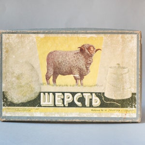 Väggbonader med ullprodukter i inramade råmaterial. Exempel på textilskolor för sovjetiska studenter för studier. Tryck av fårraser från 1964, autentisk låda.
