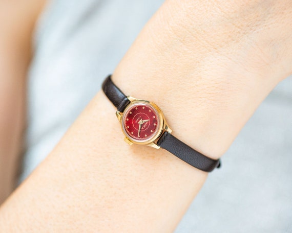 Orologio da donna vintage Piccolo quadrante rosso rubino | Etsy Italia