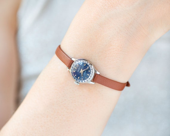 Reloj de pulsera para mujer con esfera azul marino muy pequeño