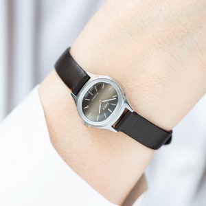 New old stock women wrist watch Dawn, silver shade women watch grey dial minimalist, vintage girl watch 90s fashion new genuine leather band