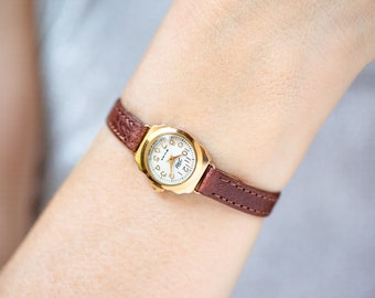 Reloj para mujer chapado en oro Dawn, pequeño reloj vintage, esfera con números arábigos, delicado reloj de pulsera, accesorio retro, correa de cuero de primera calidad nuevo