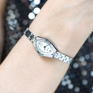 Bracciale da cocktail con occhio d'argento, cassa color argento Dawn, delicato orologio da polso da donna, gioiello vintage, piccolo braccialetto, accessorio chic