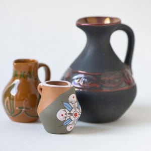 Juego de 3 jarrones pequeños de cerámica hechos a mano para la decoración del hogar, jarras de arcilla lituana con patrón nativo de Georgia, regalo de recuerdo esmaltado