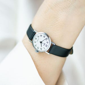 Montre classique pour femme argentée Dawn, montre-bracelet pour femme minimaliste, bijoux de poignet fins, cadeau de remise des diplômes pour femme, bracelet en cuir véritable neuf