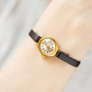 Armbanduhr winzige vergoldete Dawn, new old stock Uhr für Dame Minimalist, schicke Damenuhr Schmuck Geschenk, neues Lederarmband