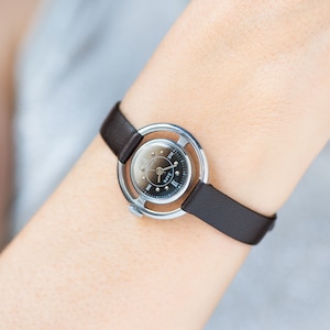 Orologio da polso d'avanguardia per donna vintage inutilizzato, orologio moderno Dawn con tonalità grigio argento, orologio da donna con finiture a mezzaluna, regalo nuovo con cinturino in vera pelle