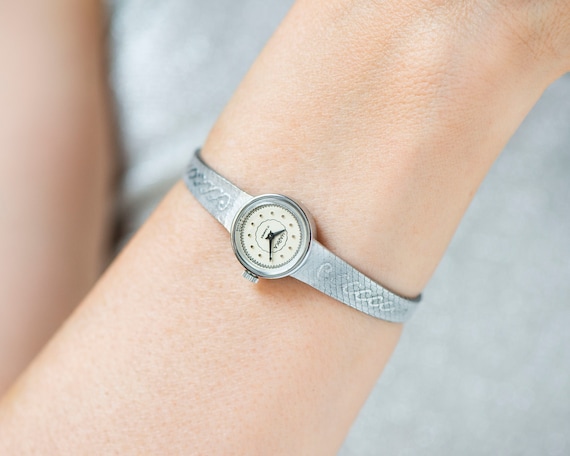 Delicate silver watch online